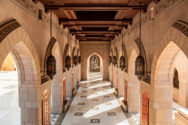 Sultan Qaboos Büyük Camii 'nin kemerli geçidi. İslami mimari, Muscat, Umman.