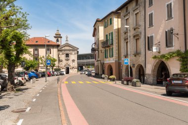 Bissone, Lugano, İsviçre - 21 Nisan 2024: Bissone, İsviçre 'nin kuzeybatısında Lugano Gölü' ne bağlı Ticino belediyesi.