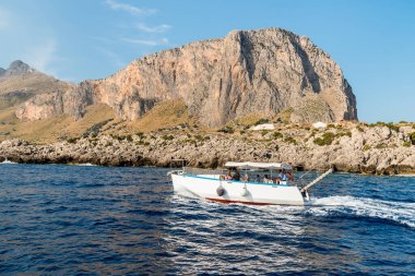 Trapani, Sicilya, İtalya - 29 Eylül 2016: Akdeniz kıyısındaki Zingaro doğa rezervinde (Riserva dello Zingaro) tekne turu.