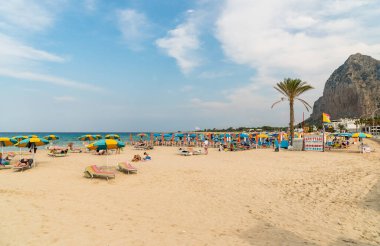 San Vito Lo Capo, Trapani, İtalya - 16 Eylül 2016: Akdeniz kıyısındaki San Vito Lo Capo 'nun ünlü plajının tadını çıkaran insanlar.