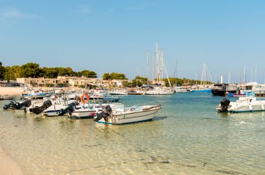 Akdeniz kıyısındaki San Vito Lo Capo Limanı, Trapani, Sicilya, İtalya