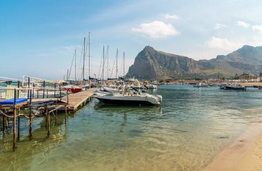 Akdeniz kıyısındaki San Vito Lo Capo Limanı, Trapani, Sicilya, İtalya