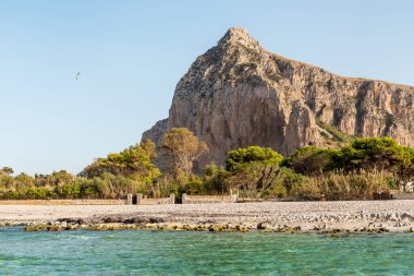 San Vito Lo Capo plajı Akdeniz 'de Monaco Dağı ile Trapani, Sicilya, İtalya