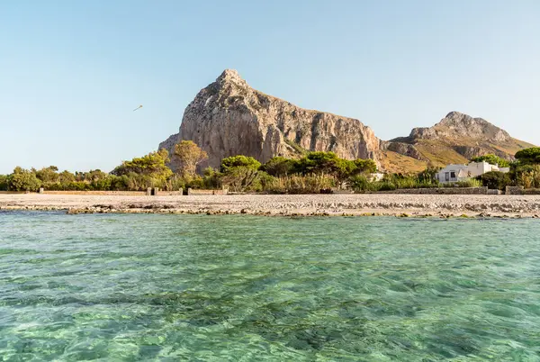 San Vito Lo Capo plajı Akdeniz 'de Monaco Dağı ile Trapani, Sicilya, İtalya