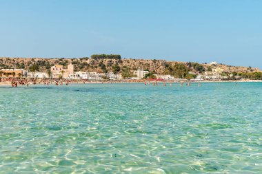 San Vito Lo Capo, Trapani, İtalya - 30 Eylül 2016: Akdeniz üzerindeki San Vito Lo Capo 'nun ünlü plajı.