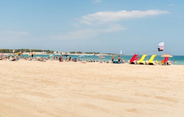 San Vito Lo Capo, Trapani, İtalya - 30 Eylül 2016: Akdeniz kıyısındaki San Vito Lo Capo 'nun ünlü plajının tadını çıkaran insanlar.