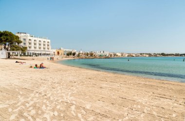 Porto Cesareo, Lecce, İtalya - 8 Ekim 2023: Porto Sezaryo Plajı, İyon Denizi kıyısında Puglia 'da tatil köyü.