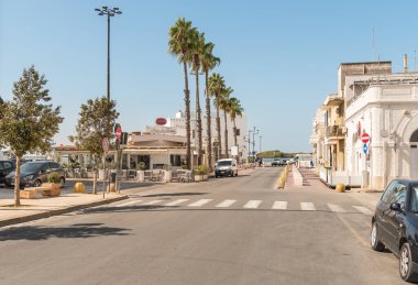 Porto Cesareo, Puglia, İtalya - 8 Ekim 2023: Porto Cesareo 'nun merkezindeki sokak, Puglia' daki İyon Denizi kıyısındaki tatil beldesi, Lecce.