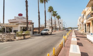 Porto Cesareo, Puglia, İtalya - 8 Ekim 2023: Porto Cesareo 'nun merkezindeki sokak, Puglia' daki İyon Denizi kıyısındaki tatil beldesi, Lecce.