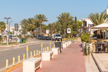 Porto Cesareo, Puglia, İtalya - 8 Ekim 2023: Porto Cesareo 'nun merkezindeki sokak, Puglia' daki İyon Denizi kıyısındaki tatil beldesi, Lecce.