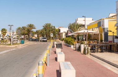 Porto Cesareo, Puglia, İtalya - 8 Ekim 2023: Porto Cesareo 'nun merkezindeki sokak, Puglia' daki İyon Denizi kıyısındaki tatil beldesi, Lecce.