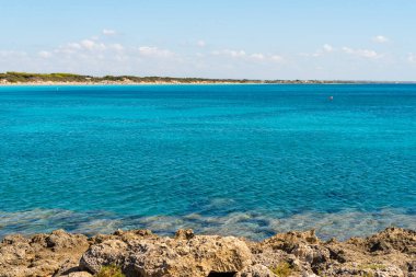 Punta prosciutto 'dan İyon denizinin manzarası, Lecce, Puglia, İtalya