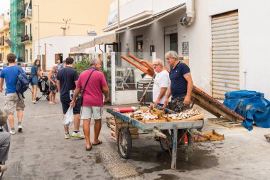 Trapani, Sicilya, İtalya - 25 Eylül 2016: Trapani kentindeki taze balık pazarındaki insanlar.