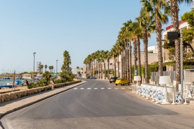 Porto Sezero 'daki gezinti güvertesi Puglia' daki İyon Denizi kıyısındaki tatil beldesi, Lecce, Puglia