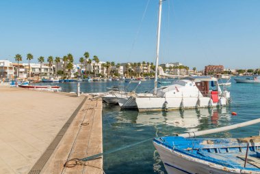 Porto Sezero 'daki gezinti güvertesi Puglia' daki İyon Denizi kıyısındaki tatil beldesi, Lecce, Puglia