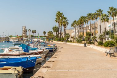 Porto Sezero 'daki gezinti güvertesi Puglia' daki İyon Denizi kıyısındaki tatil beldesi, Lecce, Puglia