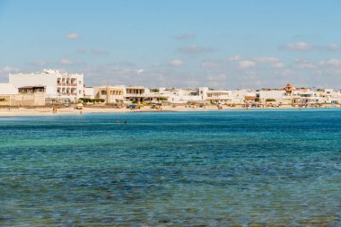 Punta Prosciutto, Puglia, İtalya - 7 Ekim 2023: İyon Denizi üzerindeki Punta Prosciutto Plajı.