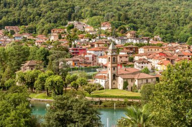 Lavena Ponte Tresa 'daki Aziz Peter ve Paul Antik Kilisesi Varese, Lombardy, İtalya' daki Lugano Gölü 'ne bakıyor.