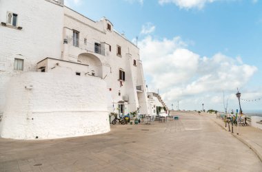 Antik İtalya 'nın Brindasi ili Ostuni şehrinin beyaz duvarları