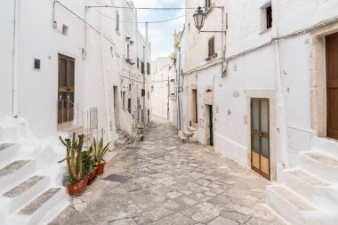 İtalya 'nın Brindisi ilinin Puglia ilçesindeki tarihi Ostuni şehrindeki karakteristik dar sokaklar