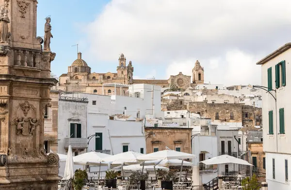 Ostuni 'nin mimarisi, İtalya' nın Puglia eyaletinin Brindisi eyaletinde beyaz bir kasaba.