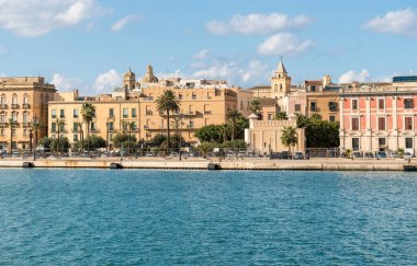 İtalya, Sicilya 'da Akdeniz kıyısındaki Trapani şehrinin panoramik manzarası