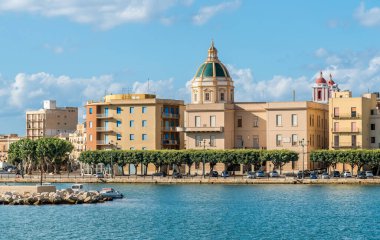 İtalya, Sicilya 'da Akdeniz kıyısındaki Trapani şehri manzarası.