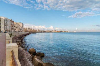 İtalya, Sicilya 'da Akdeniz kıyısındaki Trapani şehrinin panoramik manzarası