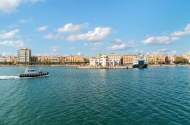 İtalya, Sicilya 'da Akdeniz kıyısındaki Trapani şehrinin panoramik manzarası.