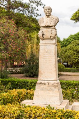 Trapani, Sicilya, İtalya - 25 Eylül 2016: Busto 'dan Antonio Turretta' ya, büyük cerrah, Town Holl (villa Comunale) parkında, Regina Margherita, Trapani 'de.
