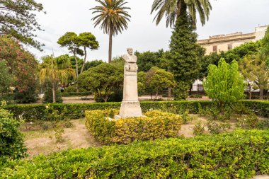 Trapani, Sicilya, İtalya - 25 Eylül 2016: Busto 'dan Antonio Turretta' ya, büyük cerrah, Town Holl (villa Comunale) parkında, Regina Margherita, Trapani 'de.
