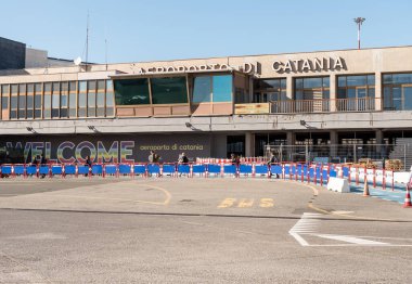 Catania, Sicilya, İtalya - 29 Eylül 2024: Sicilya 'daki Catania-Fontanarossa Uluslararası Havalimanı Geliş Terminali.