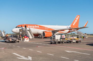 Catania, Sicilya, İtalya - 29 Eylül 2024: Sicilya 'daki Catania-Fontanarossa Uluslararası Havalimanı' ndan kalkışa hazırlanmak için EasyJet düşük maliyetli havayolu