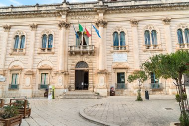 Scicli, Sicilya, İtalya - 4 Ekim 2024: Ragusa ilinin Barok kentindeki Scicli şehir merkezindeki belediye binası.