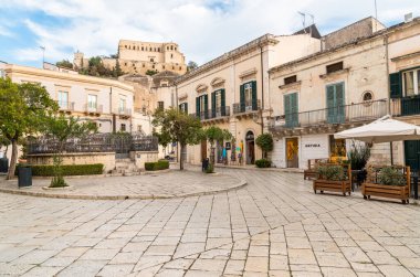 Scicli, Sicilya, İtalya - 4 Ekim 2024: Ragusa ilinin Barok şehri, Scicli 'nin tarihi merkezi.