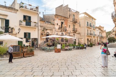 Scicli, Sicilya, İtalya - 4 Ekim 2024: Ragusa ilinin Barok şehri, Scicli 'nin tarihi merkezi.