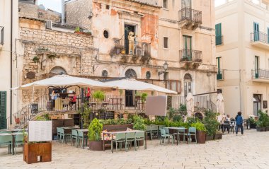 Scicli, Sicilya, İtalya - 4 Ekim 2024: Ragusa ilinin Barok şehri, Scicli 'nin tarihi merkezi.