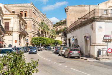 Modica, Sicilya, İtalya - 7 Ekim 2024: Ragusa ilindeki Modica Bassa 'nın merkezinde Ana Cadde.
