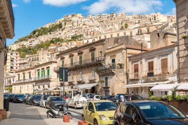 Modica, Sicilya, İtalya - 7 Ekim 2024: Ragusa ilindeki Modica Alta manzaralı Ana Cadde.