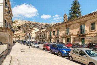 Modica, Sicilya, İtalya - 7 Ekim 2024: Ragusa ilindeki Modica Alta manzaralı Ana Cadde.