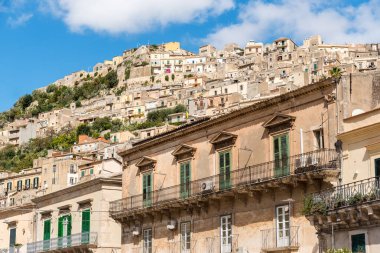 Doğu Sicilya 'nın Ragusa ilindeki Modica Bassa' nın ana caddesinden Modica Alta 'nın görüntüsü