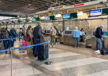 Ferno, Milan-Malpensa, İtalya - 29 Eylül 2024: Yolcular Milan-Malpensa Havaalanı Terminali 1 'e giriş için sıraya girdiler.