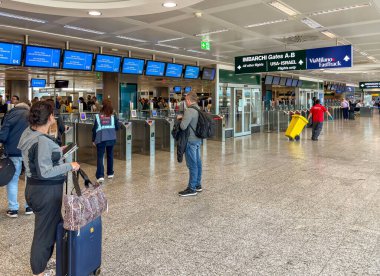 Ferno, Milan-Malpensa, İtalya - 29 Eylül 2024: Milano-Malpensa Havaalanı Terminali 'ne giriş güvenlik kontrolü.