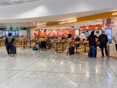 Ferno, Milan-Malpensa, İtalya - 29 Eylül 2024: Milan Malpensa Uluslararası Havalimanı Terminal 1 içindeki restoran.