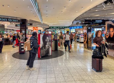 Ferno, Milan-Malpensa, İtalya - 29 Eylül 2024: Milan Malpensa Uluslararası Havaalanı 'nın 1 numaralı terminalinde vergisiz alışveriş alanı.