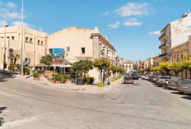 Ispica, Sicilya, İtalya - 6 Ekim 2024: Ragusa Eyaleti 'nin Noto Vadisi' nde bulunan tarihi Ispica merkezinde bir cadde