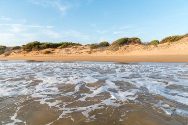 Akdeniz kıyısındaki Santa Maria del Focallo kumsalları, Ispica belediyesi, Sicilya Ragusa ili