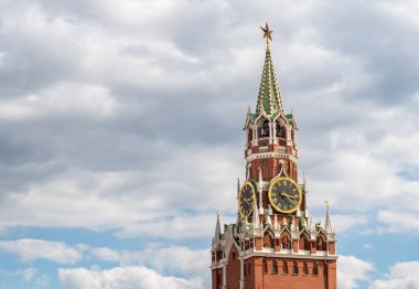 Moskova 'daki Kremlin' in Spasskaya Kulesi Moskova Kremlin 'in doğu duvarındaki ana kuledir..
