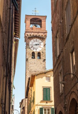 Torre delle Ore Saatler Kulesi, Lucca, Toskana, İtalya 'nın tarihi merkezinde antik bir ortaçağ saat kulesi.