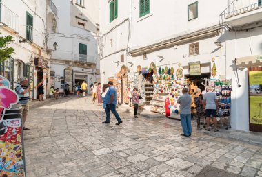 Ostuni, Puglia, İtalya - 5 Ekim 2023: Antik Ostuni kentinde karakteristik dükkanlara sahip tarihi merkez.